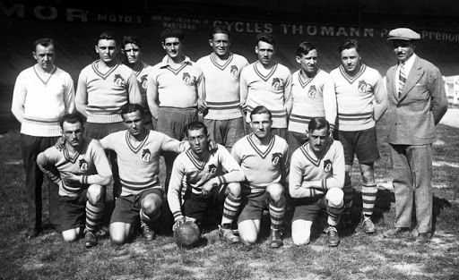 Le FC Sochaux-Montbéliard fut créé en 1928, accompagné de la marque Peugeot en guise d’effigie.Le club obtiendra alors, dès 1932, le statut professionnel.Cela en fait ainsi l’une des premières équipes professionnelles françaises à l’obtenir.