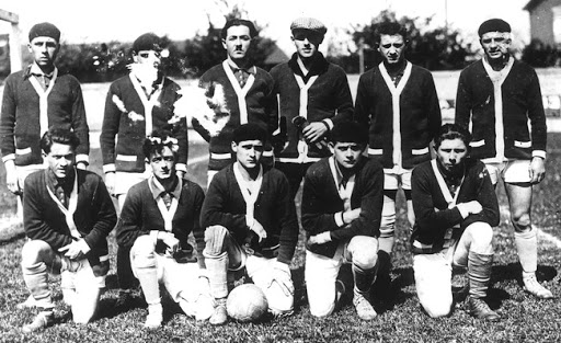 Le FC Sochaux-Montbéliard fut créé en 1928, accompagné de la marque Peugeot en guise d’effigie.Le club obtiendra alors, dès 1932, le statut professionnel.Cela en fait ainsi l’une des premières équipes professionnelles françaises à l’obtenir.