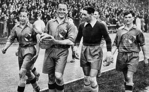 Les débuts de l’équipe au plus haut niveau seront excellents.Les jaunes et bleus gagnent deux titres de champion de France, en 1935 et 1938, et une Coupe de France en 1937.Cependant, après la seconde guerre mondiale, les sochaliens vacilleront entre belles et moyennes années.