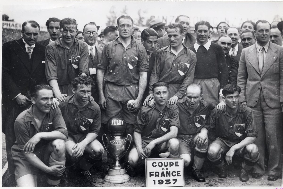 Les débuts de l’équipe au plus haut niveau seront excellents.Les jaunes et bleus gagnent deux titres de champion de France, en 1935 et 1938, et une Coupe de France en 1937.Cependant, après la seconde guerre mondiale, les sochaliens vacilleront entre belles et moyennes années.