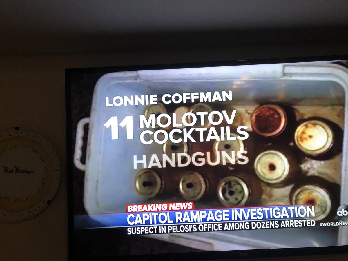 nelsonbocaranda's tweet photo. Los trumpistas radicales llevaron armas,bombas y explosivos al Capitolio Federal. Estas son algunas pruebas de la Fiscalía y el FBI. Hoy más congresistas pedirán a DT su renuncia para evitar más traumas a la democracia. https://t.co/OtEQu28moz