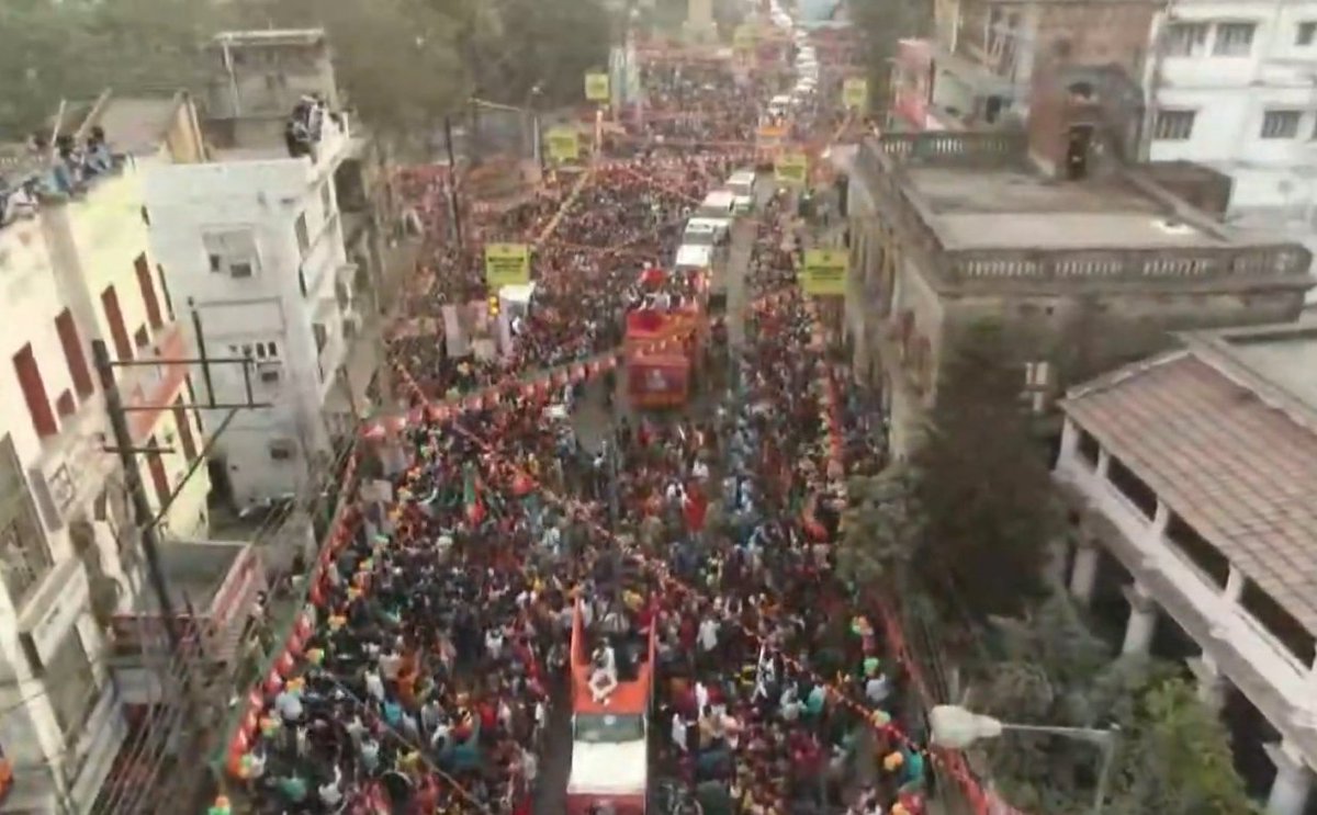 sanghaviharsh's tweet photo. Glimpses of BJP National President Shri @JPNadda Ji's road show in Bardhaman, West Bengal. https://t.co/gCdR92f8sL