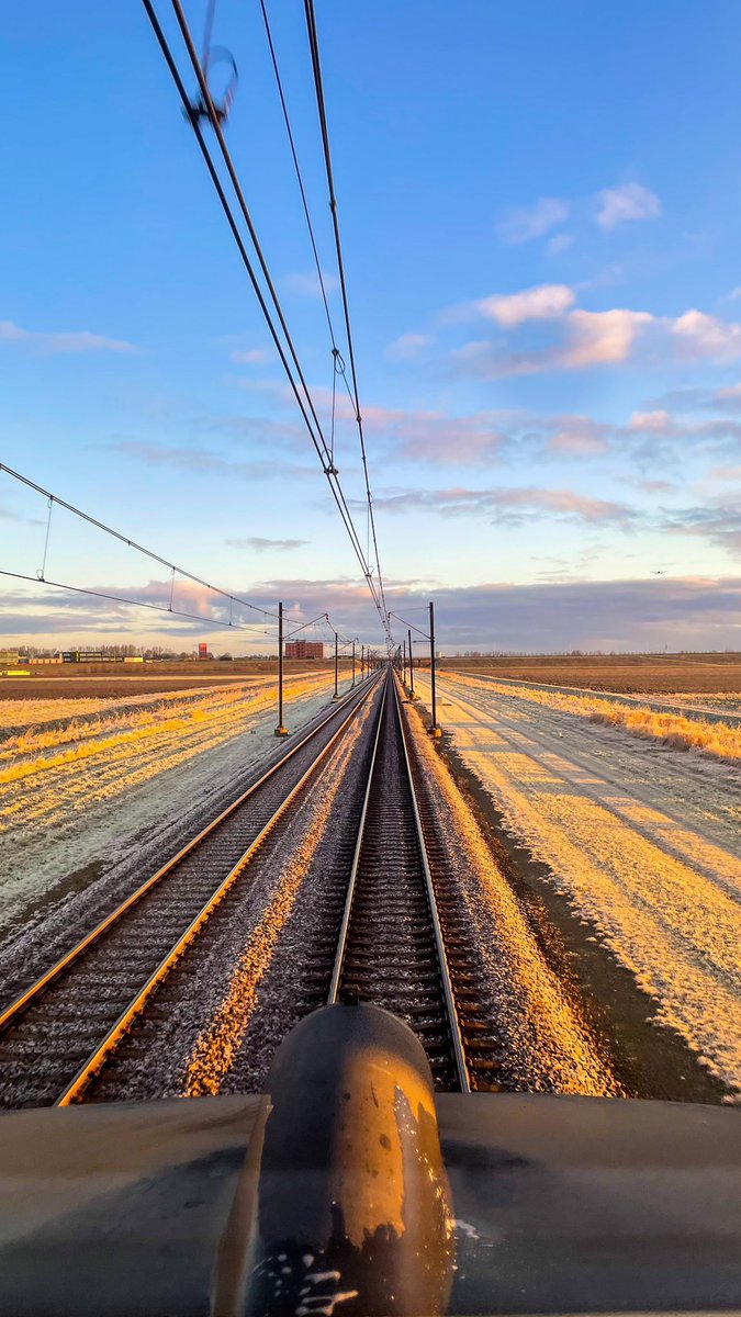 Dennoes's tweet image. MIJN LERAAR ZEI ALTIJD; JE GAAT LATER GEEN GELD VERDIENEN MET STAREN UIT HET RAAM. GROETJES ❤️