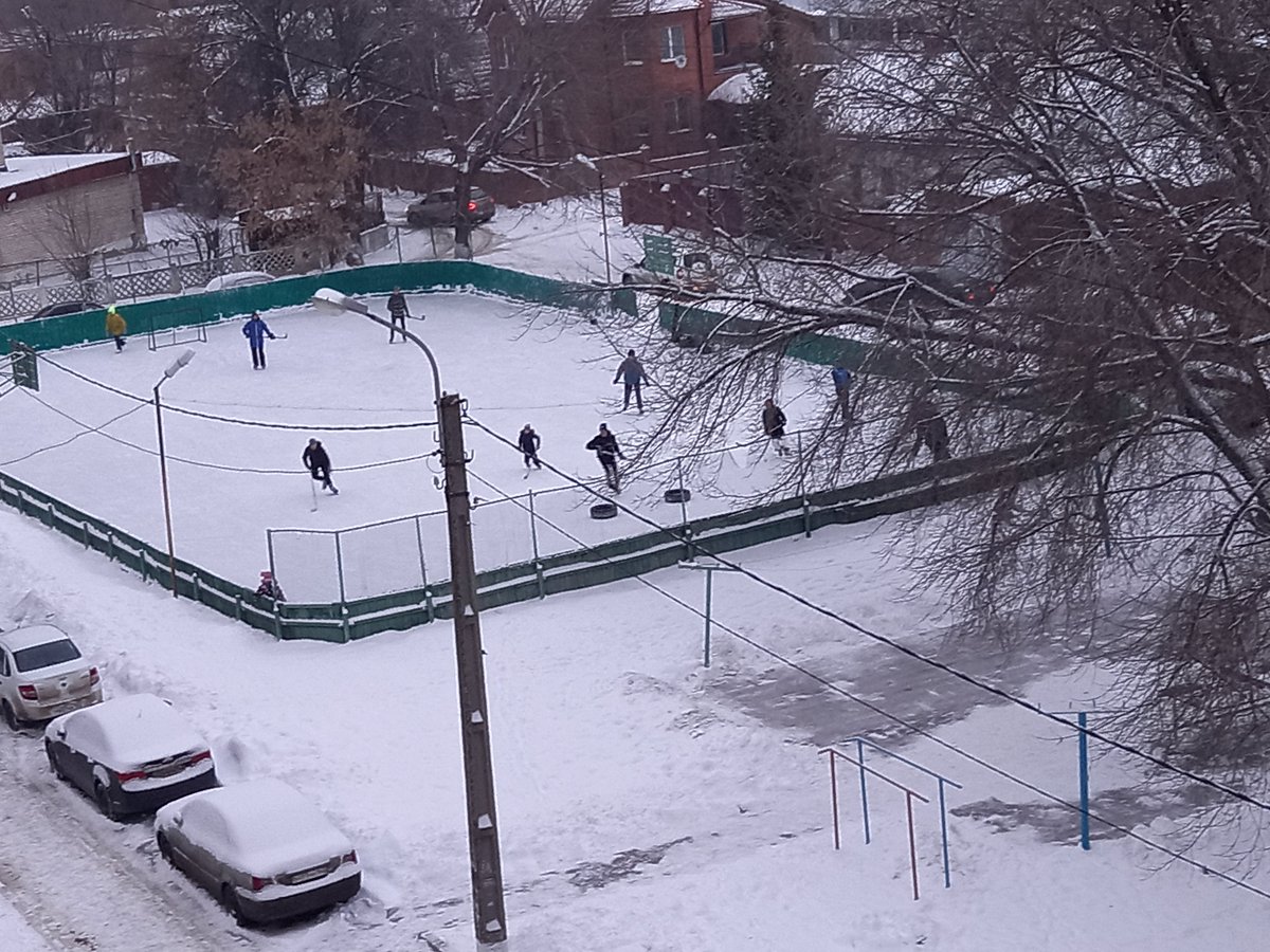 С утра почистили  во всю играют в хоккей!!