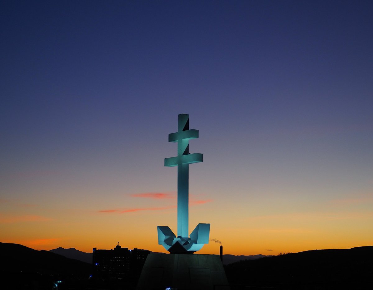 discinverclyde's tweet photo. #Sunset over the #FreeFrenchMemorial #LyleHill #Greenock last night.

Photo by @StephenAHenry 

❗ For now travel is not permitted. Our content is intended as inspiration for future visits only. #StayHome #StaySafe ❗ https://t.co/CtROwfBZPT
