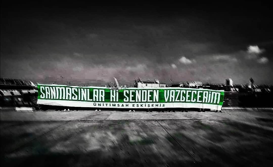 bursasporajansz's tweet photo. Dedelerimiz Orhan Özselek'i izlemiş, Babalarımız Mususi'yi.. Bizler Batalla'yı izledik. Çocuklarımızın da gururla izleyeceği bir Bursaspor için #DavanaSahipCıkBursa https://t.co/JJ7IKaNci6