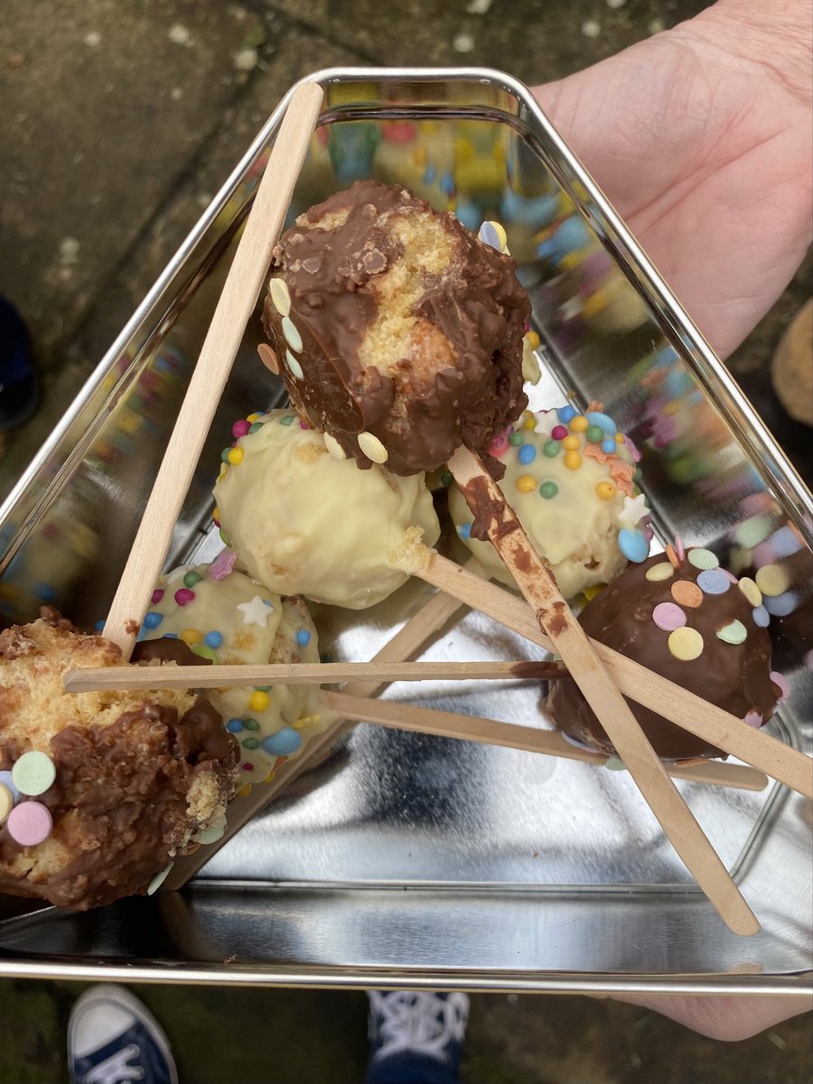 Robin Hutson tweet media