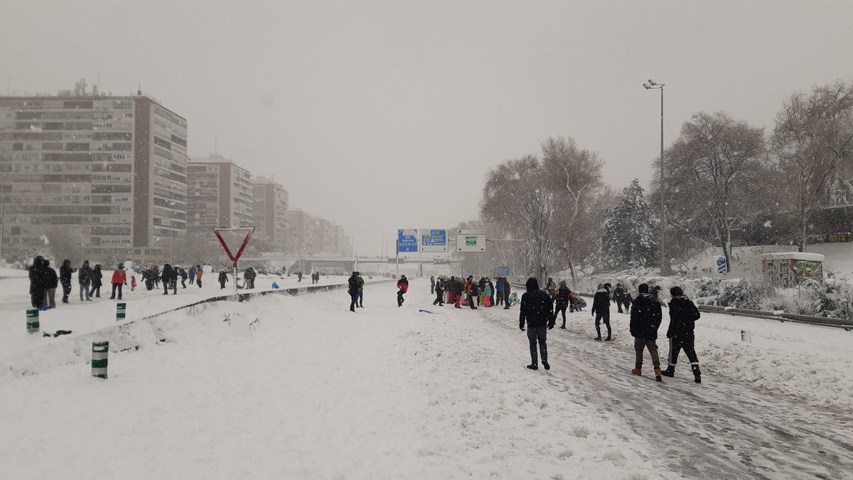 Migueldea235's tweet photo. Qué leches!! Por la M30 peatonal
#BienvenidaFilomena 
@MADRID https://t.co/DWL302KmVK