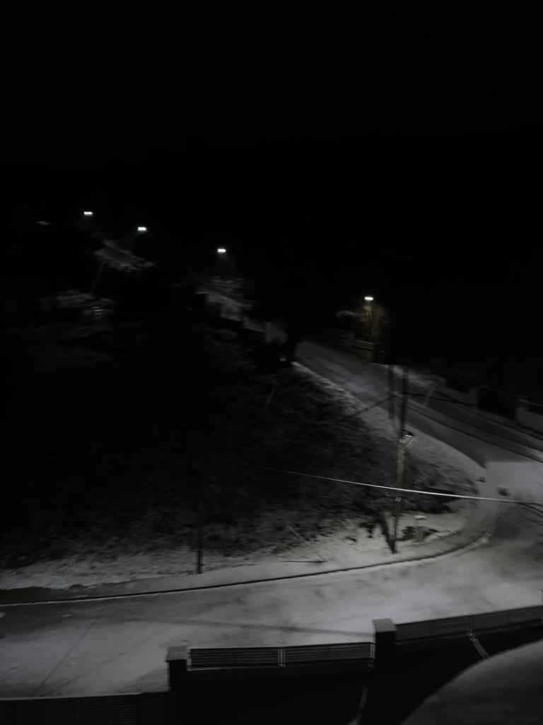 Vallirana's tweet photo. Sense incidències a #Vallirana malgrat el temporal de neu, pluja i vent. Aquesta nit ha nevat a zones altres de El Lledoner, Can Julià i Bassioles. Molta precaució per possibles glaçades. https://t.co/qihoOoHq6h