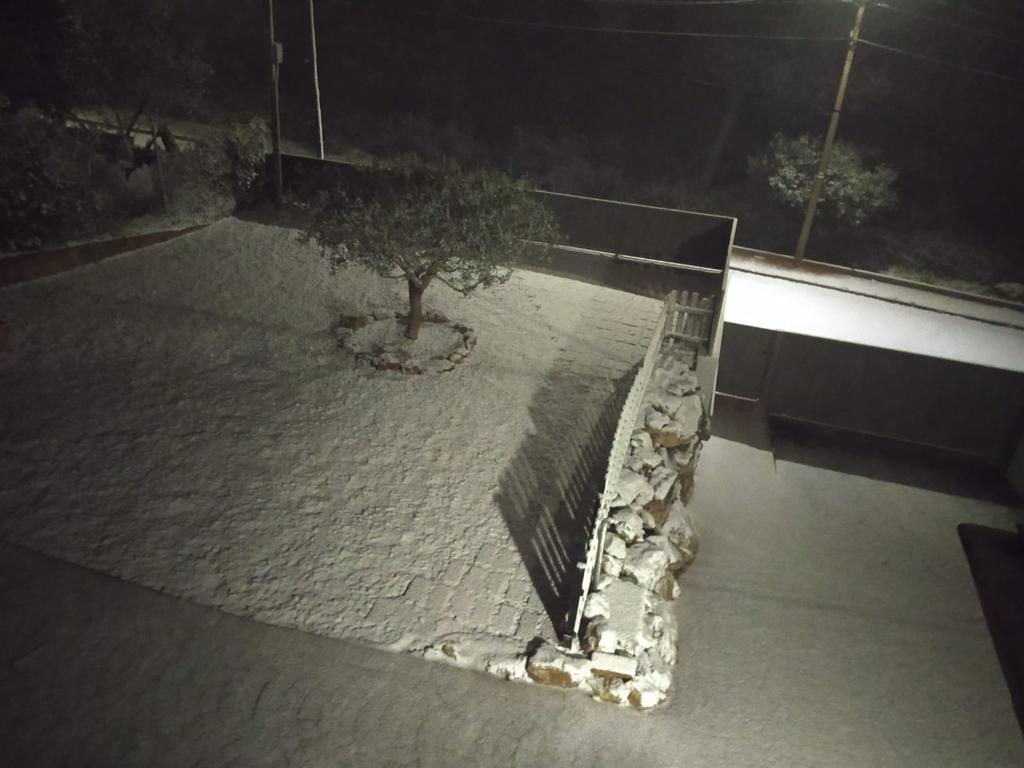Vallirana's tweet photo. Sense incidències a #Vallirana malgrat el temporal de neu, pluja i vent. Aquesta nit ha nevat a zones altres de El Lledoner, Can Julià i Bassioles. Molta precaució per possibles glaçades. https://t.co/qihoOoHq6h