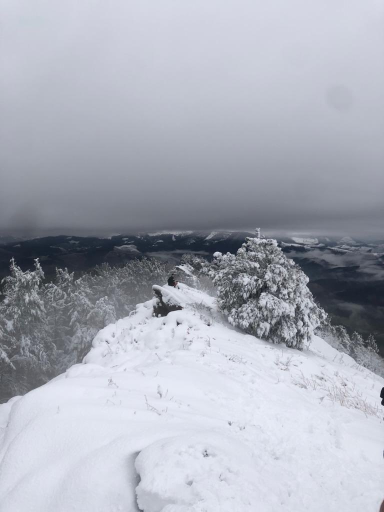 jp_badiola's tweet photo. 🗻 Esaerak dion bezala, non gogoa, han zangoa. #Arburu-ko tontorretik, #Bizkaia-n elurrez estalitak dauden gailur nagusietaz gozatzen. Asteburu on bat izan! https://t.co/P8aHKtI4KH