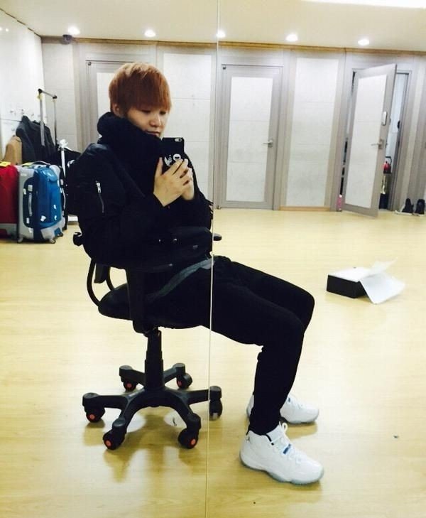 Yoongi's mirror selcas: a very needed thread~