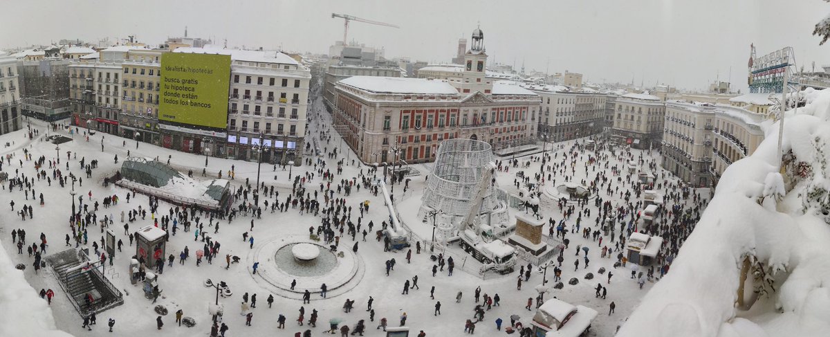 ialvar's tweet photo. Foto histórica #NieveenMadrid #puertadelsol Desde el estudio de Carlota Cuesta. Una gran artista. https://t.co/EAI5esMOw3