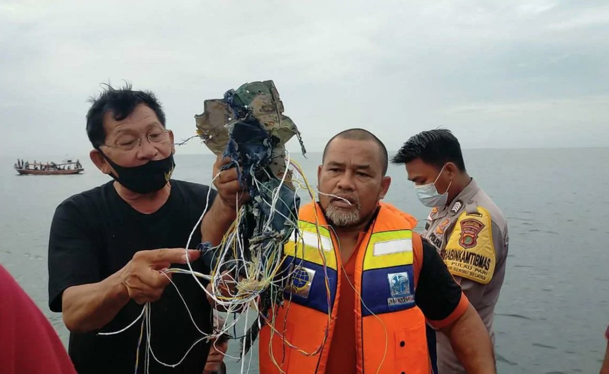 Telegraph's tweet photo. A local government official told Kompas TV that fishermen found what appeared to be the wreckage of an aircraft in waters north of Jakarta.  Body parts were also said to have been found https://t.co/ySBs7zma6e