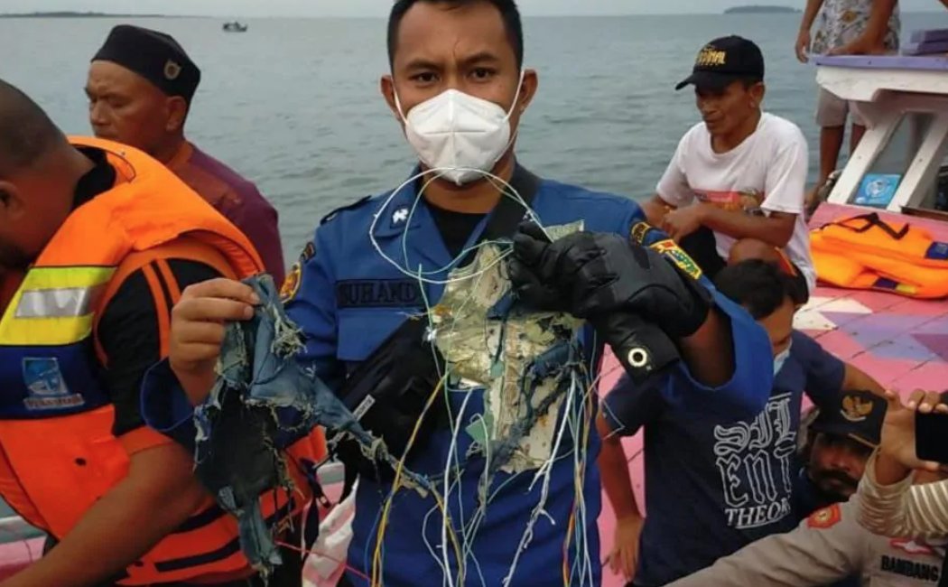 Telegraph's tweet photo. A local government official told Kompas TV that fishermen found what appeared to be the wreckage of an aircraft in waters north of Jakarta.  Body parts were also said to have been found https://t.co/ySBs7zma6e