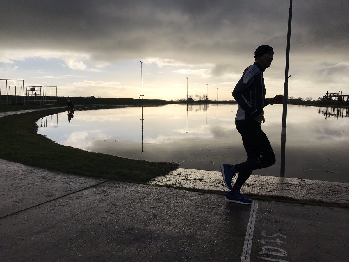 Allemaal toppers! Marten Sjoerd is bezig om 100 keer rondje ijsbaan te hardlopen. #thuistriathlon #teamworkum #workum