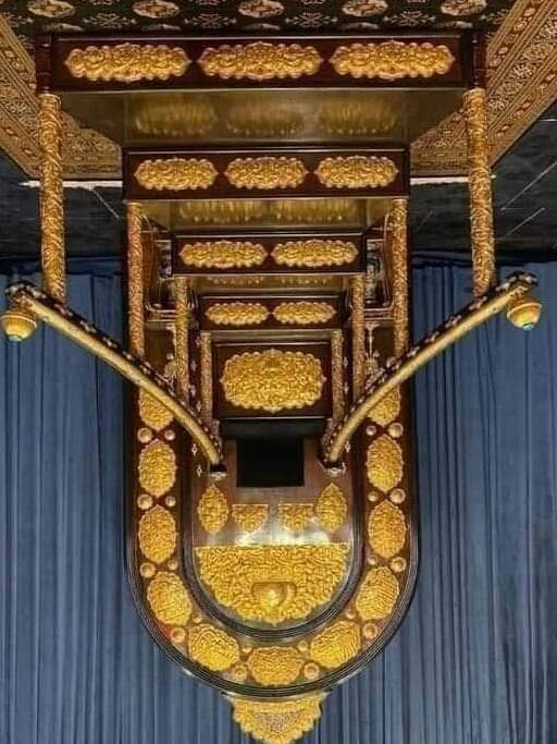 عندما عرج رسول الله صلى الله عليه وآله إلى السماء 
وجد منبراً منكوس هناك فسأل جبرائيل عن المنبر فقال جبرائيل 
هذا المنبر كان يرتقية إبليس ليعلم الملائكة تسبيح الله 
اليوم أغلب المنابر  وأغلب من يرتقيها فهم 
اشطن من الشياطين ومنابرهم اسواء من عروش السلاطين