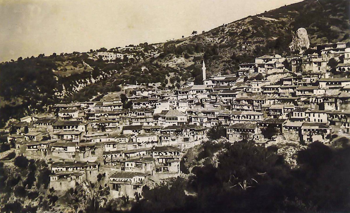 tarhalazeytin's tweet photo. Anadolu yanımızın geldiği köyümüz Tarhala’nın -günümüzdeki ismiyle Darkale- 70’li yıllarda çekilmiş bir fotoğrafı. Tarihi Bergama Krallığı’na kadar gidiyor. 
Bizim hikayemiz, kendileri ve ataları bu köyde doğup büyüyen dedemiz Şahan Mehmet ve ninemiz Fatmolla ile başlıyor. https://t.co/46nRXQE94I