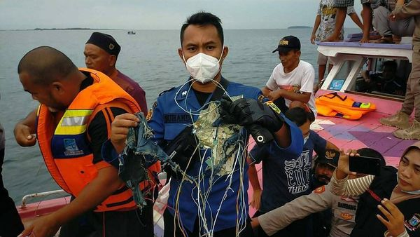 CarlosJrCollaz3's tweet photo. DAILY MAIL:
Boeing 737 passenger jet VANISHES over sea after 'falling 10,000ft' https://t.co/zoFo7zD4u0 via @MailOnline 
 following takeoff from Indonesia and VANISHING off radar - as rescuers find debris in the ocean. Families of the passengers and crew are fearing the worse. https://t.co/6eBHsNaZFc