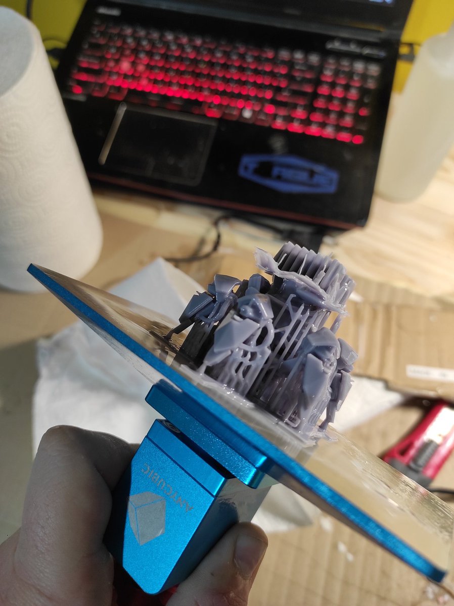 Juggernaughtty's tweet photo. Invoco a camaradas de impresión SLA. Nunca había visto este error. A mitad de impresión dejó de hacer la figura que estaba programada y empezó a hacer un patrón super raro. También hizo un rectángulo en la base con el mismo patrón. Se habeá corrompido el archivo? https://t.co/ZGSClTZ42n