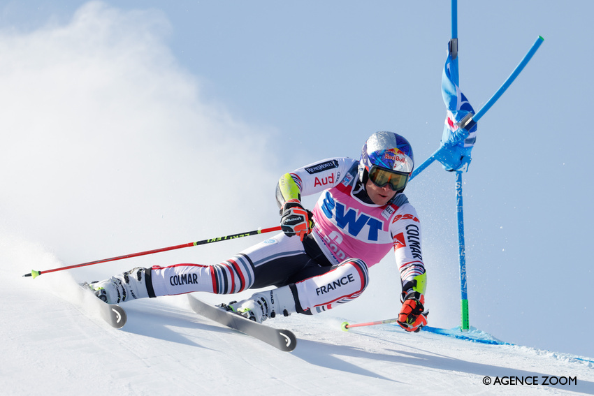 FedFranceSki's tweet photo. PHÉNOMÉNAL 🏆🏆
@AlexPinturault réalise le doublé en remportant pour la 2e fois en deux jours le #SlalomGéant de @adelboden19 😱😱🥇🥇 3e VICTOIRE de suite en Géant pour notre champion et 33e succès en Coupe du Monde 🔥🔥
DINGUE
📸Agence Zoom https://t.co/VFPadL7DeY