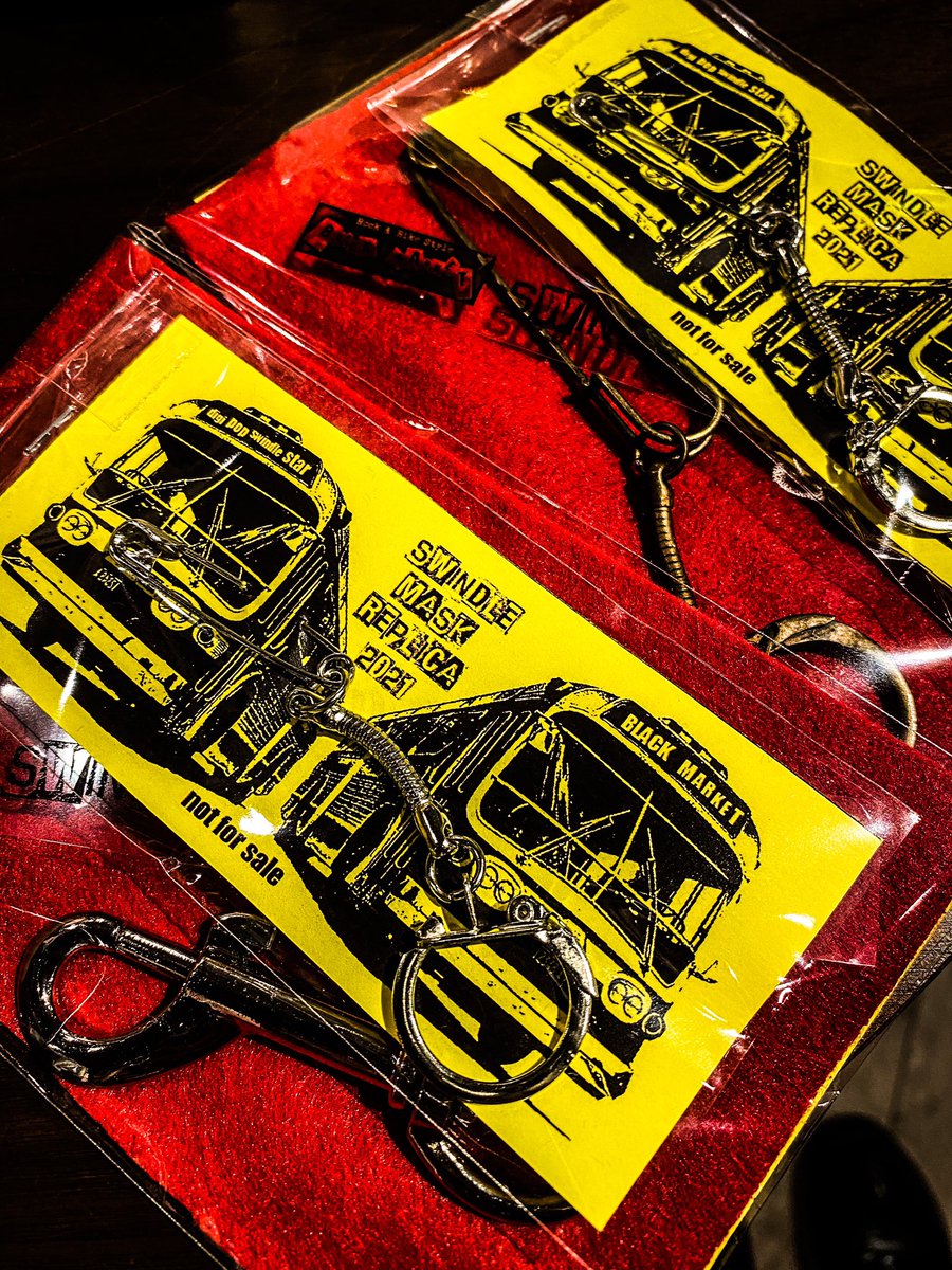 deadbonehanging's tweet photo. あぶない、あぶない！
滑り込みセーフ💦
完売目前で手にいれました😊

swindle mask replica new item / EMI keychain pin ［antique gold］

swindle mask replica new item /
fake UFO

#swindlemaskreplica
#digipoppwindlestar
#dpss https://t.co/qoMfP8kvTW