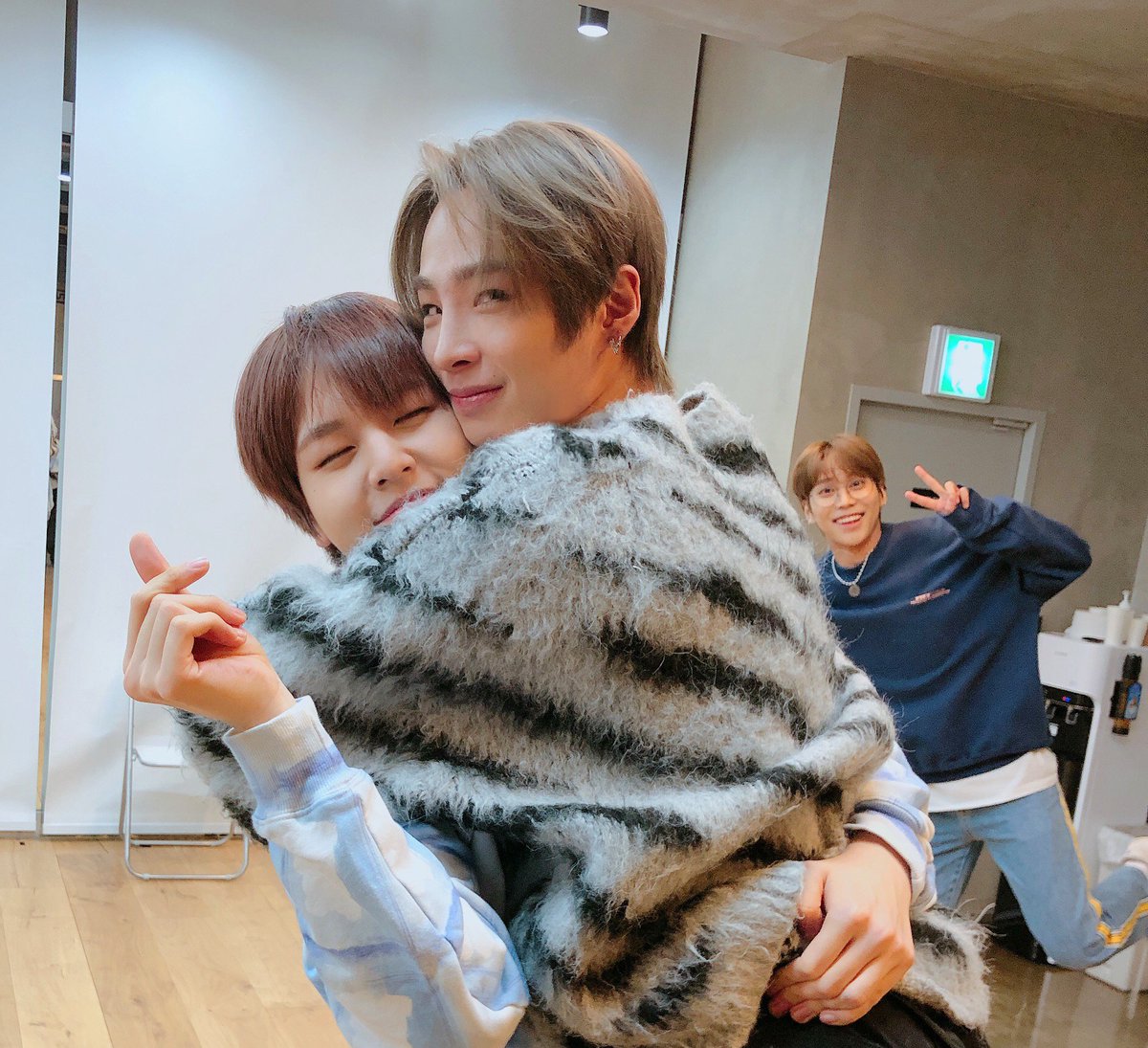 BAE173_member's tweet photo. [#무진]
안녕하세요 무zzzzzzzzzzzzzin입니다 
우리 사랑하는 팬 여러분들 잘 지내고 계시죠? 
여러분들의 행복한 주말을 위해 빽곰요정과 우리 박준서씨를 모셔왔어요 
보시고 조금이나마 힘이 되었으면 좋겠습니다♡♡
#BAE173 #비에이이173 #MUZIN https://t.co/etIQYzw2HA