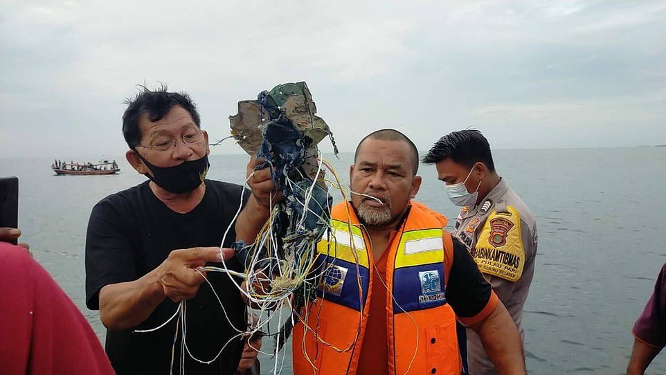 CarlosJrCollaz3's tweet photo. DAILY MAIL:
Boeing 737 passenger jet VANISHES over sea after 'falling 10,000ft' https://t.co/zoFo7zD4u0 via @MailOnline 
 following takeoff from Indonesia and VANISHING off radar - as rescuers find debris in the ocean. Families of the passengers and crew are fearing the worse. https://t.co/6eBHsNaZFc