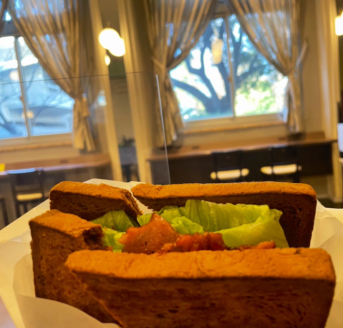 NANAushHIROO's tweet photo. 朝から立ち寄れるお店 #jade5 は緊急事態宣言下でテイクアウトのみの営業!
広尾のお店はやっぱりオシャレ✨
早めのランチにBLTサンドを頂いて大学へ!ポテトもついてきてボリューム満点🍟
ハンバーガーやパンケーキも美味しそう😋
#広尾
#カフェ
#サンドウィッチ
#テイクアウト https://t.co/RffcrHhFlK