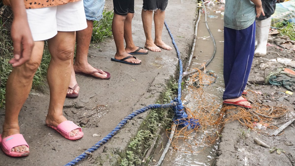 krishnariola's tweet photo. This 30-meter blue rope had been the only thing keeping people afloat during the 2 successive flash floods.

The locals clung on tightly to avoid getting washed away by the strong currents during evacuation and rescue operations.

Last night's flood had exceeded 8 feet. https://t.co/wXfm5rqZNi