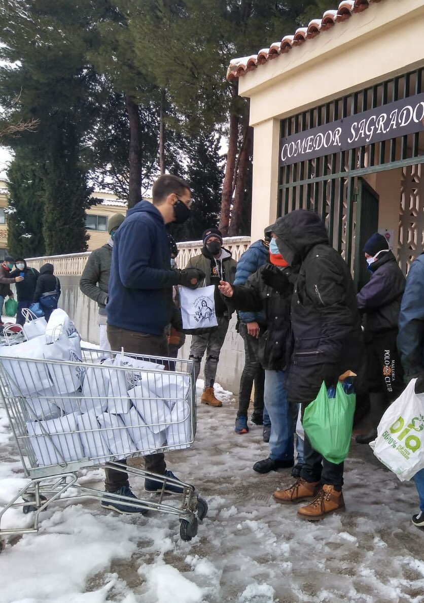 AlbaDivinaMercy's tweet photo. Reparto, por los voluntarios del grupo del Apostolado de la #DivinaMisericordia, del #KitDeInvierno, a cuantos acuden al comedor social de la Institución Benéfica del Sagrado Corazón (#Cotolengo).
Momento de grata satisfacción. Uno se enriquece siendo #misericordioso con el otro. https://t.co/j2MPNqxGOq