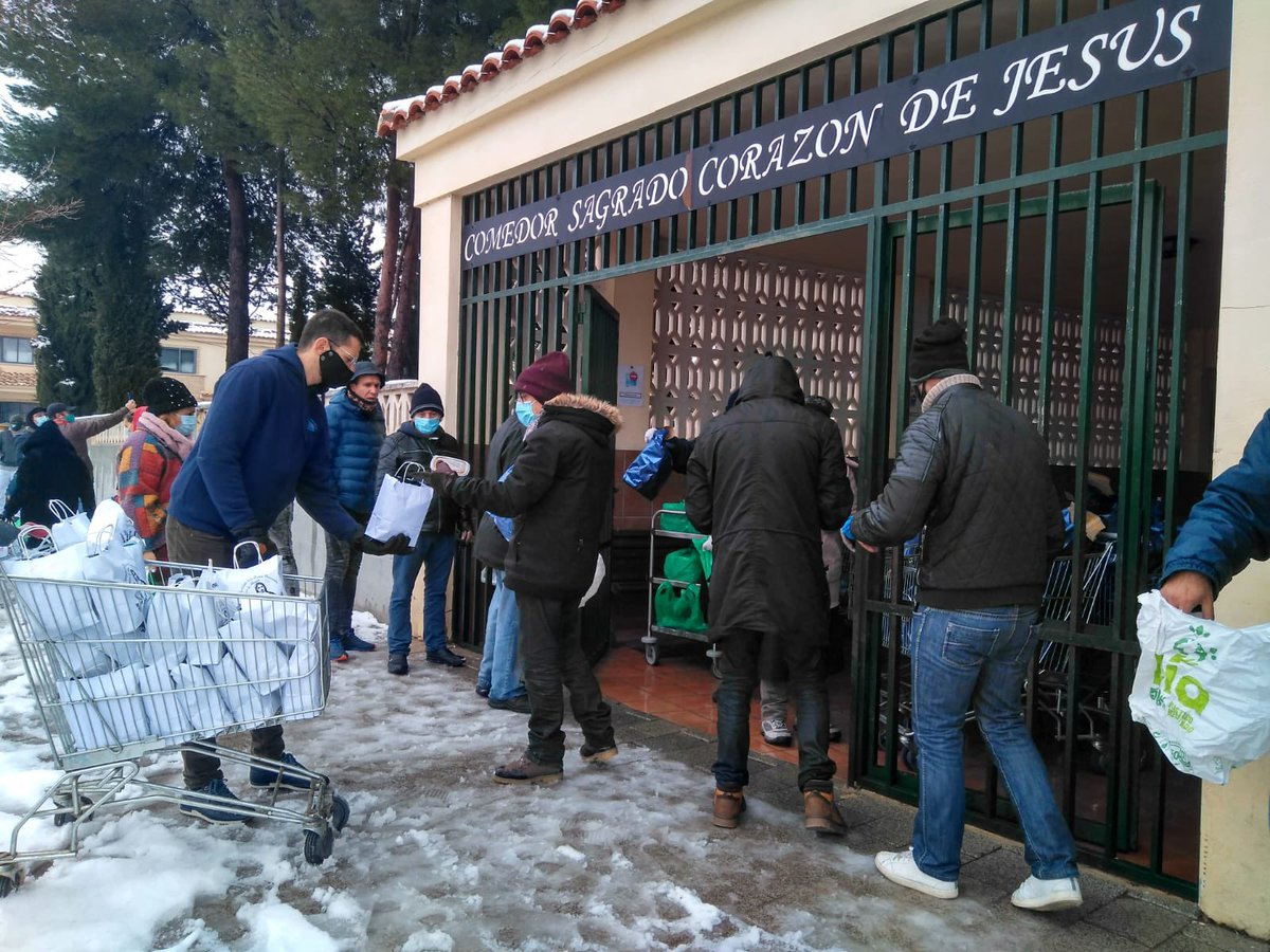 AlbaDivinaMercy's tweet photo. Reparto, por los voluntarios del grupo del Apostolado de la #DivinaMisericordia, del #KitDeInvierno, a cuantos acuden al comedor social de la Institución Benéfica del Sagrado Corazón (#Cotolengo).
Momento de grata satisfacción. Uno se enriquece siendo #misericordioso con el otro. https://t.co/j2MPNqxGOq