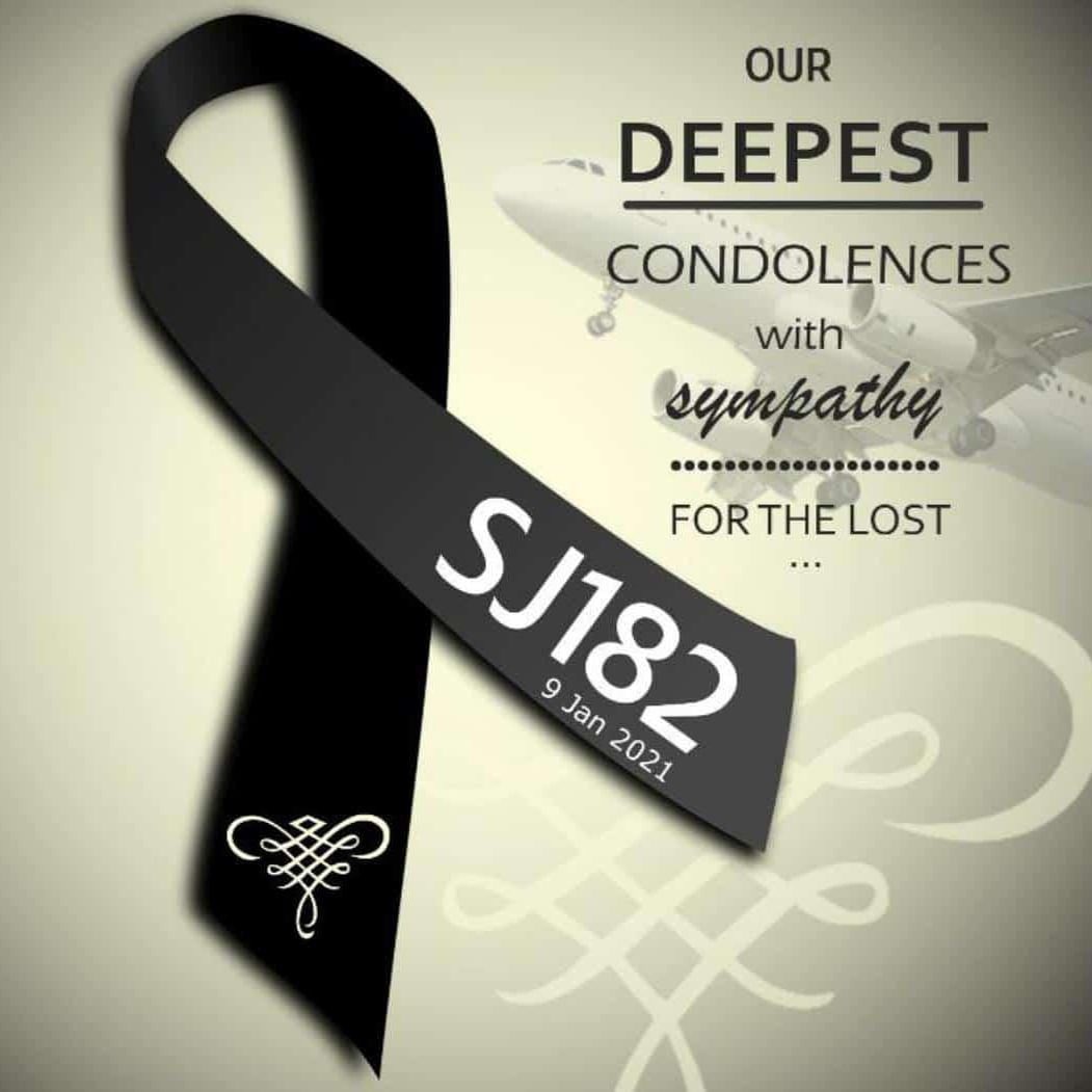 🙏 Enviamos nuestras oraciones y el más sentido pésame a todas las familias de los pasajeros y tripulación que perdieron la vida en este terrible accidente aéreo #SJ182 Esta noticia realmente muy dolorosa 🥺