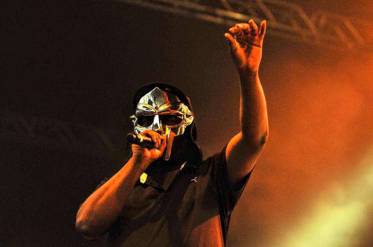 El día de hoy el legendario Daniel Dumile a.k.a. MF DOOM estaría cumpliendo medio siglo de vida. 

es recordado como uno de los referentes en la escena underground del Hip Hop y uno de los mejores liricistas de la historia.

¿Cuáles son tus tracks favoritos de Metal Face?