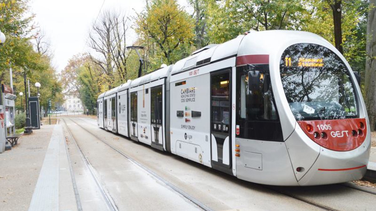 7/ For example, European M-E-T have commonly 30-42m long platform (able to accomodate a single articulated tramway of 5 to 7 elements), while many North American examples are much longer, with platforms being > 80m to accomodate 2 or even 3 coupled train sets.