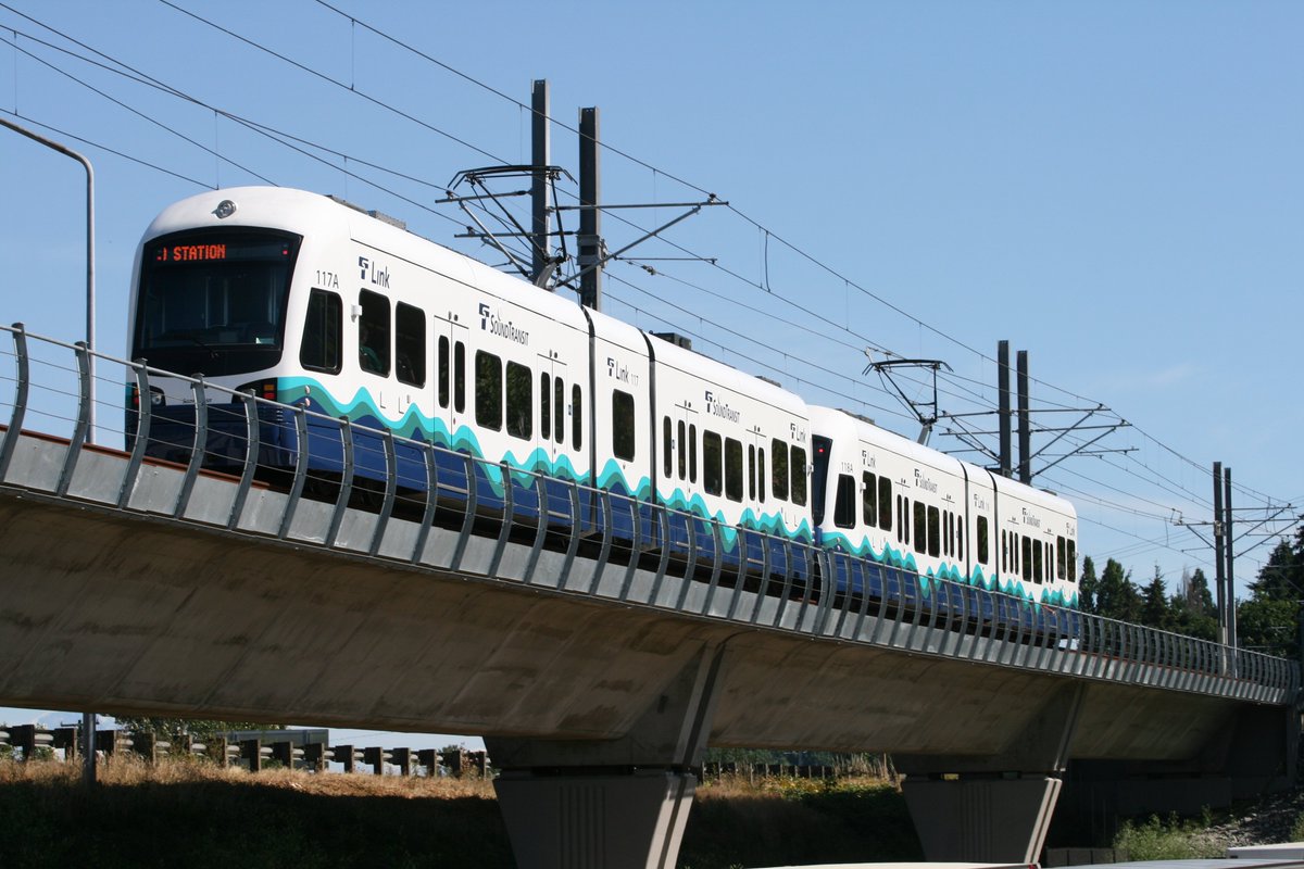 9/ On the opposite side, Seattle, Edmonton and LA Green Line have a quasi-metro alignement, with heavy infrastructures for complete grade separation, in tunnel, elevated guideway, railway RoW and, an infamous specialty of NA, freeway median, with large, metro-like stations.