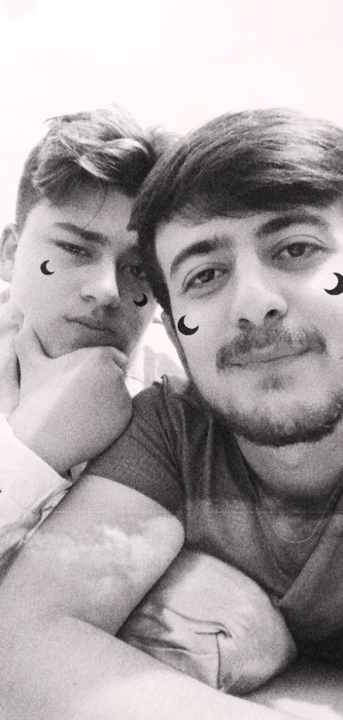 Olmaz dediğin ne varsa hepsi olur. Düşmem dersin düşersin, şaşmam dersin şaşarsın. Öldüm der durur, yine de yaşarsın.