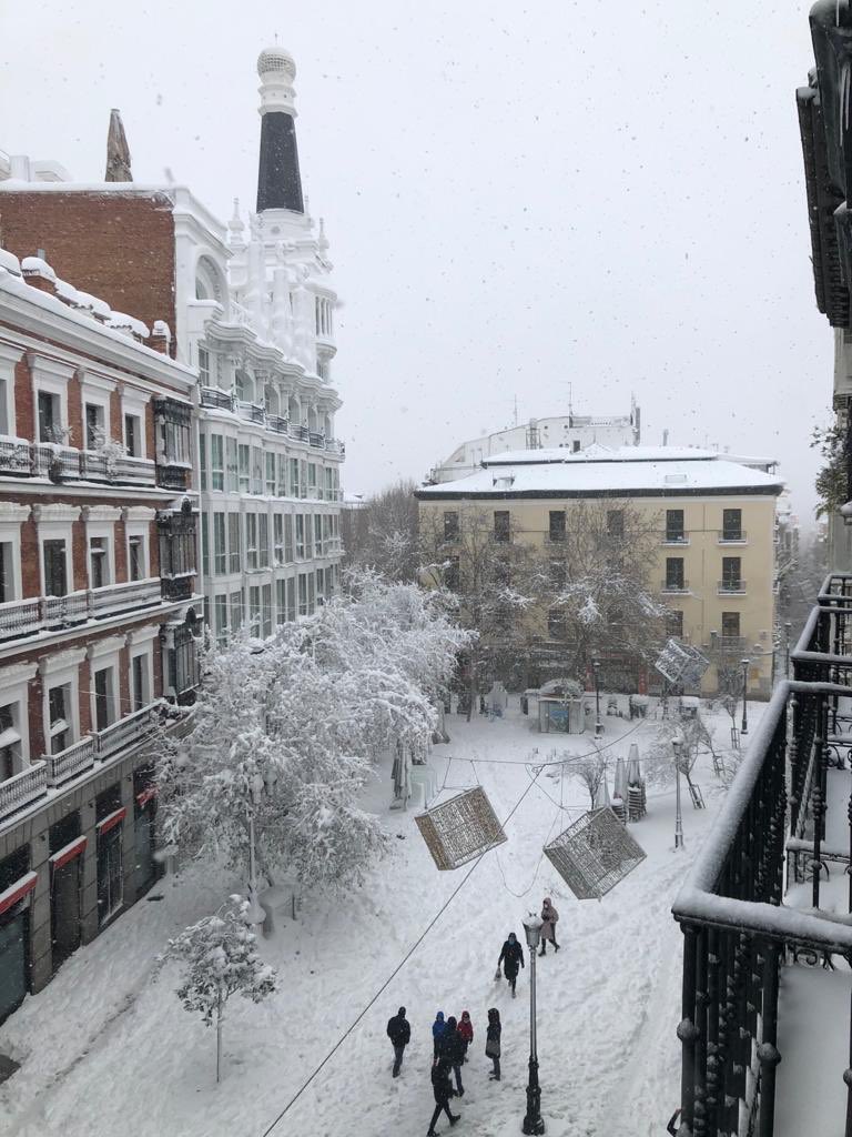 PodCastizo's tweet photo. Espectacular fotografía de la Plaza del Ángel vista desde nuestro querido @HOSTALPERSAL. ¡Gracias por la foto amigos! 😍😍
❄️🌨️☃️ #ElPersalMola
#Madrid #Nieve #NevadaMadrid #MadridNevado #NieveenMadrid #snow #SnowinSpain #Spain #Filomena #NieveEnEspaña #NevadaEnMadrid https://t.co/9vGMG3rujH