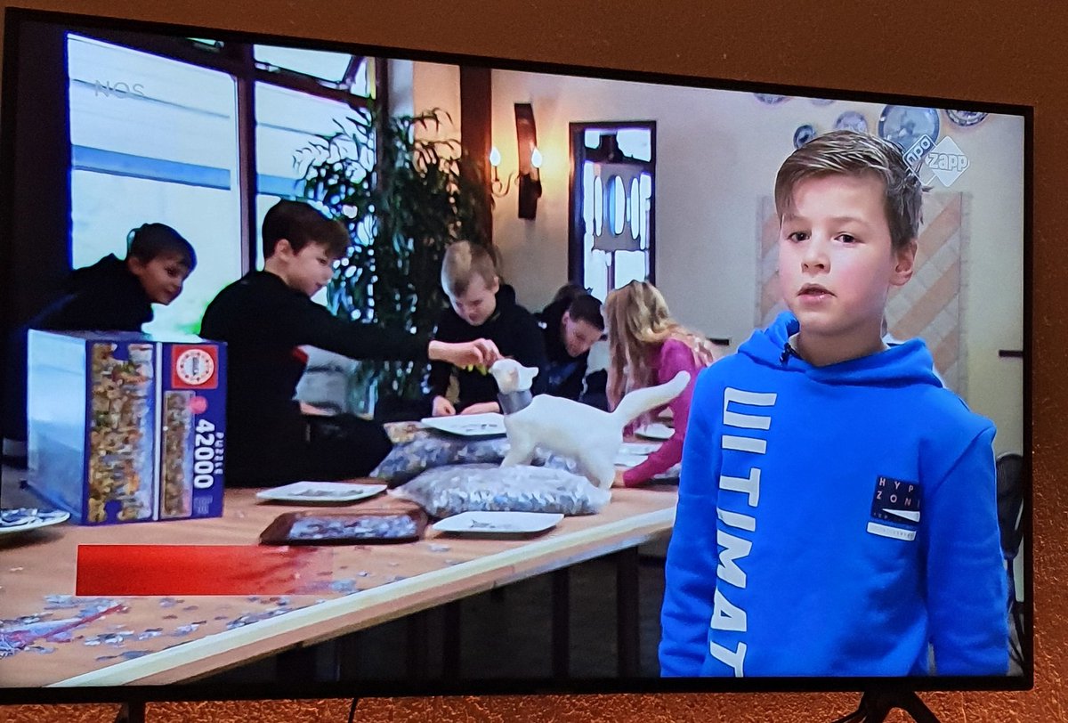 arodiva82's tweet photo. Dat ze op het jeugdjournaal puuuuzuluh zeggen in plaats van puzzelen, is meh.
Maar waarom heeft die kat een rol ducktape om zijn nek?
@jeugdjournaal https://t.co/anQxAHTWTF