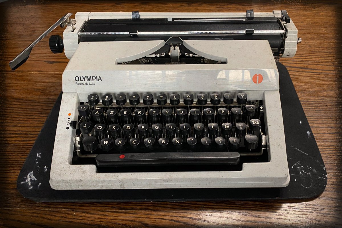 MeleXperiences's tweet photo. La machine à écrire sur laquelle j’ai appris et surtout coincé souvent mon doigt 😩
Que de souvenirs...
#retro #antiquite #machine #olympia https://t.co/mWhxZOowIw