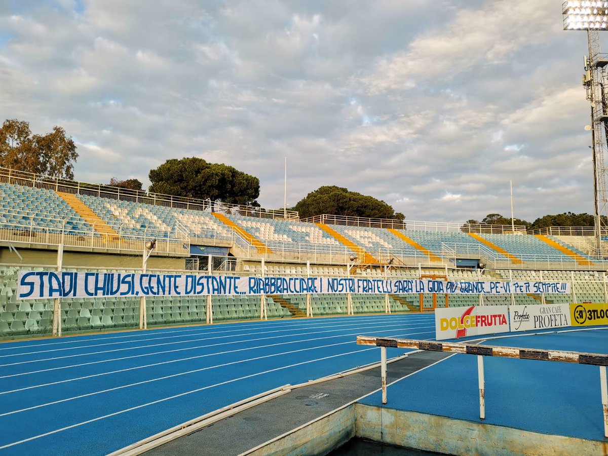 LRVicenza's tweet photo. 9 gennaio 1977: la nascita del gemellaggio tra tifoserie più longevo d'Italia ⚪🔴⚪🔵

#Pescara #Vicenza
#forzavicenza #forzalane https://t.co/DDaR06ashx
