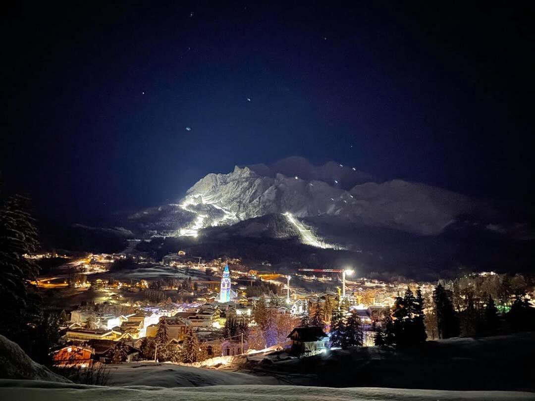 ⛷🎿 La foto di Giulia Bevilacqua pubblicata da <a href="/zaiapresidente/">Luca Zaia</a> mostra la regina delle Dolomiti, Cortina, che tra 30 giorni ospiterà i Mondiali di Sci 2021: 14 giorni di gare ed eventi, con i più forti campioni dello sci internazionale: dolomiti.org/it/cortina/eve… #Dolomiti #Belluno