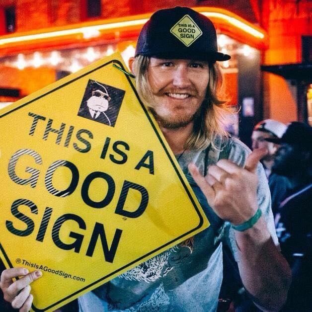 We miss the #mob of #positivity that was music festivals...Jeff spotlights fan Kevin Lamb in this new article #thisisagoodsign thejamwich.com/2021/01/04/fan…
