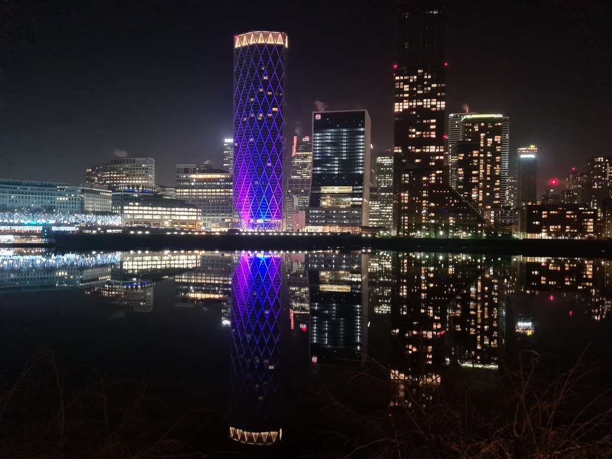 xtina1309's tweet photo. #lockdown Thames never looked better #rotherhithestreet #canadawater #canarywharf #surreyquays https://t.co/RGjuric0HG