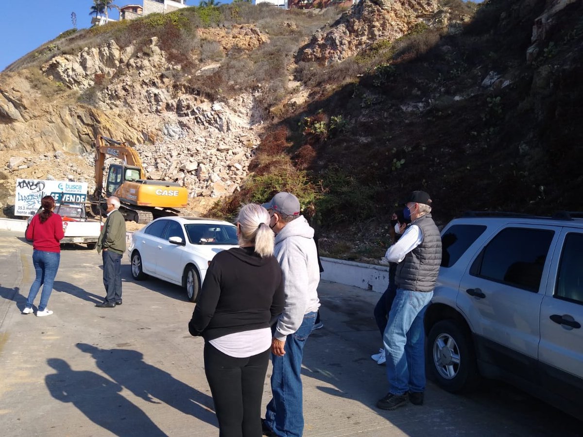 MARTHAB64515085's tweet photo. Defendamos el Cerro del Vigía, Zona de derrumbes, no apto para construcción, las construcciones de arriba peligran, Protección Civil le está otorgando cartas de Factibilidad, y solo condiciona que elaboren un plan de Seguridad, no hay estudio de impacto ambiental. https://t.co/aJaVyFj7nK
