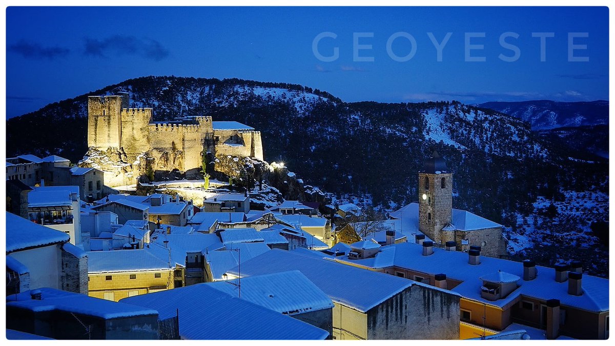 Increíble anochecer en #Yeste La #SierradelSegura está preciosa con la nieve