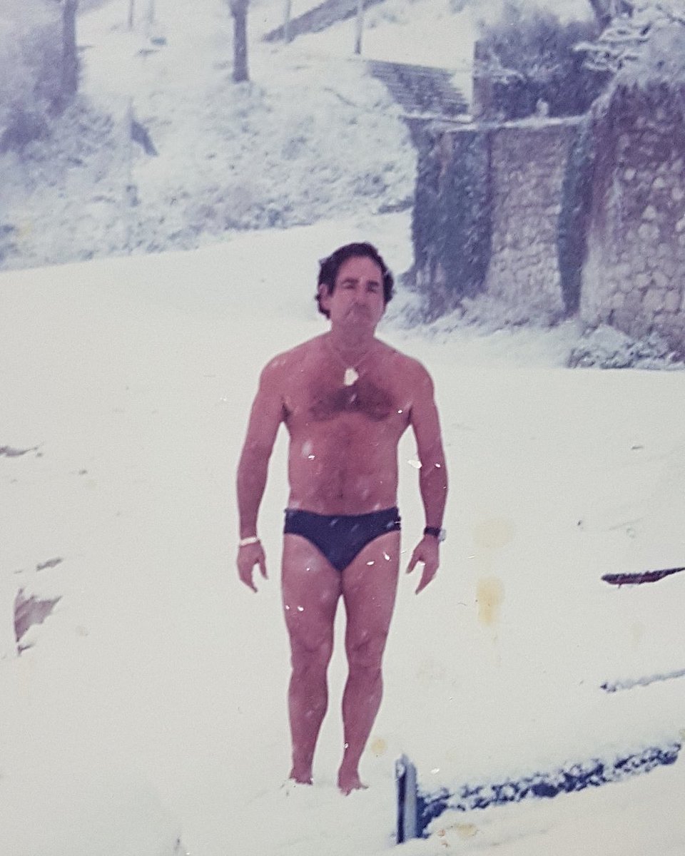 jesus_mazon's tweet photo. Hoy esta foto me ha hecho recordar a  #Cioli al que tuve la suerte de entrevistar tantas veces y siempre respeté y valoré su amor por su playa de la magdalena. Esta fue la #nevada en 1985 en #Santander y ahí estaba él sin darse importancia ni tantos #posados en #Instagram ✨ https://t.co/JdieOjq9Hq