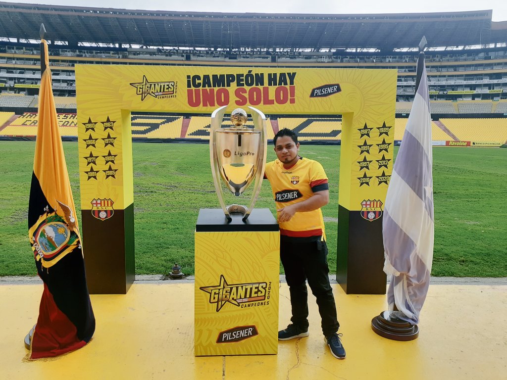 luismauri23's tweet photo. ⭐16⭐No podía faltar mi foto con la🏆Salud campeones!! Vamos por el BICAMPEONATO 💪🏻 @sociosbsc @BarcelonaSC la 🏆en el mejor lugar 💛 https://t.co/EdBZhfdbid