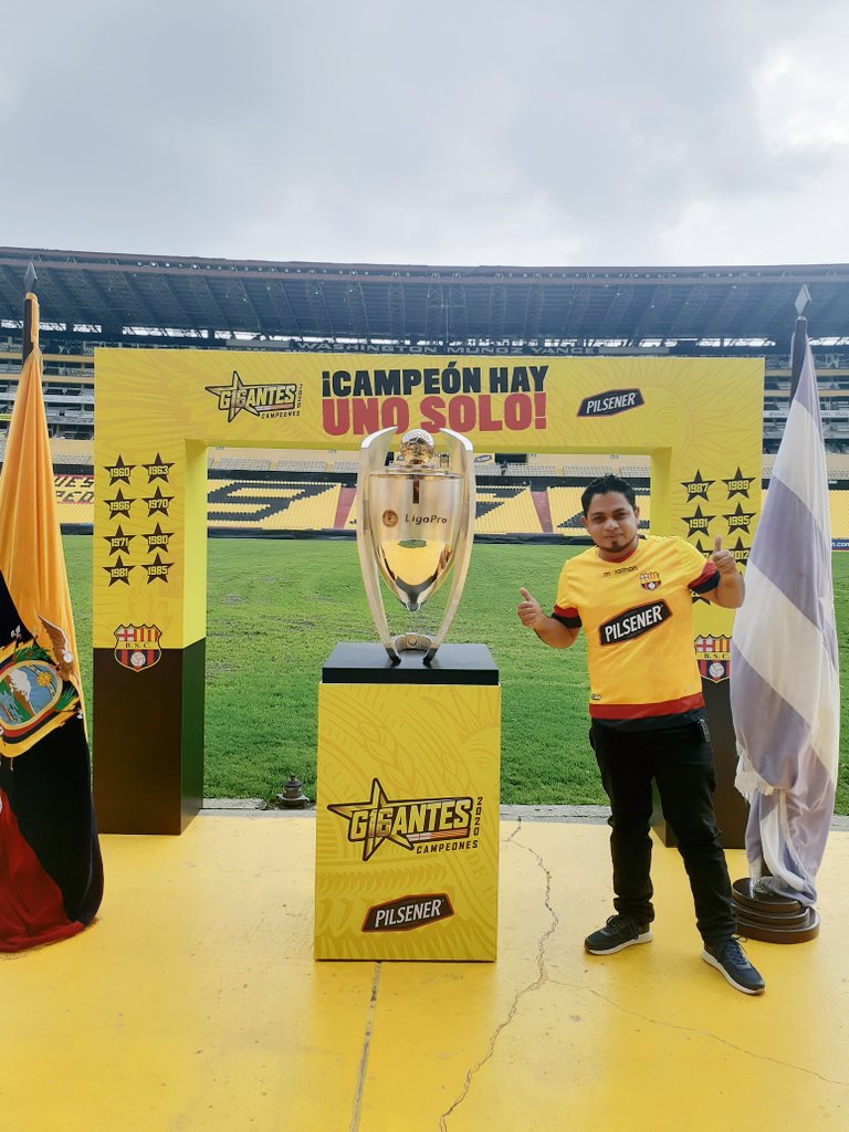 luismauri23's tweet photo. ⭐16⭐No podía faltar mi foto con la🏆Salud campeones!! Vamos por el BICAMPEONATO 💪🏻 @sociosbsc @BarcelonaSC la 🏆en el mejor lugar 💛 https://t.co/EdBZhfdbid