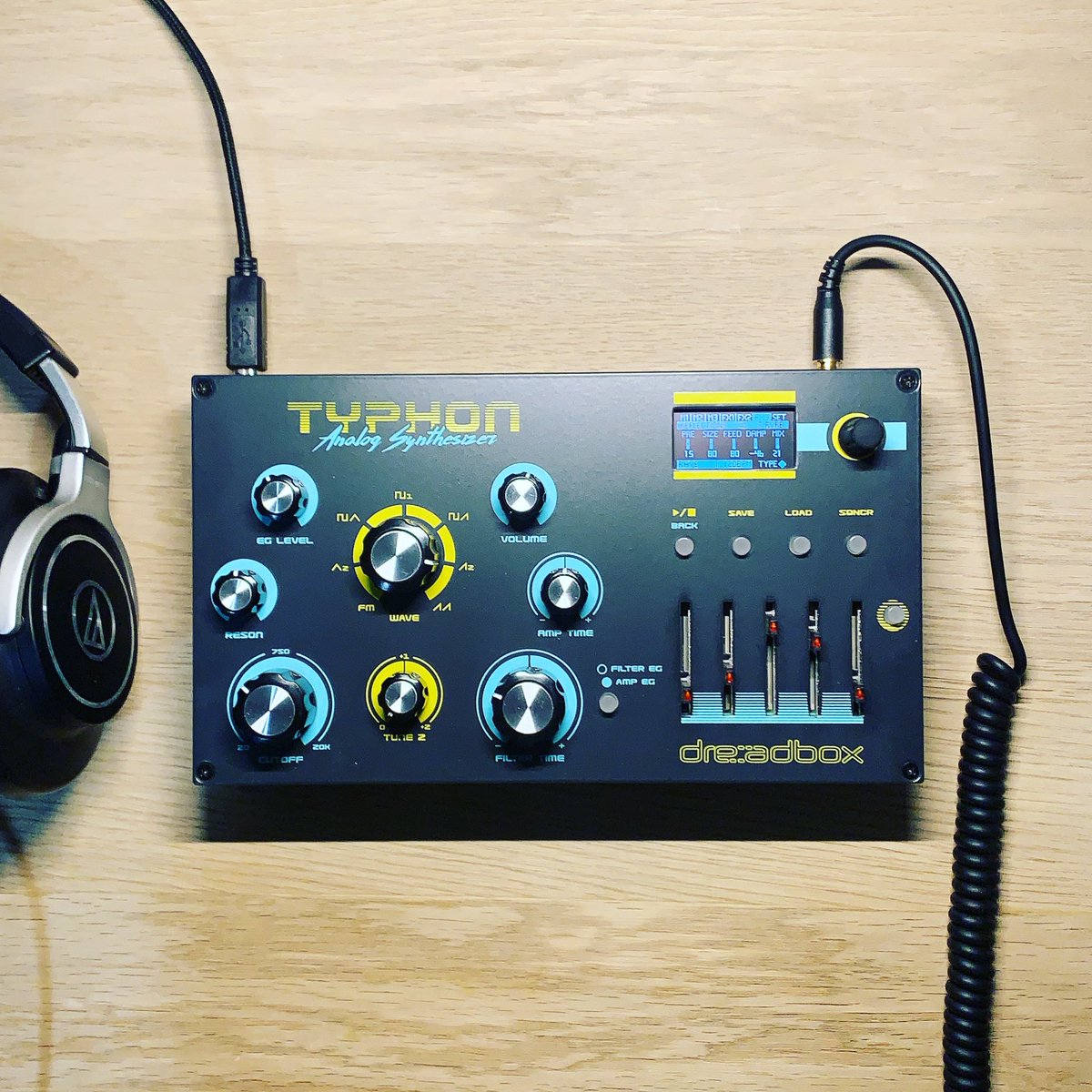 Sinevibes's tweet image. Making presets for the next Typhon firmware update! @DreadboxFx #dreadboxtyphon #typhon #analogsynthesizer #jamuary #dawless #sounddesign